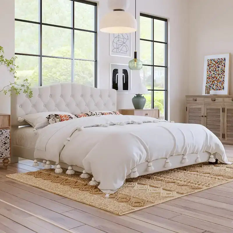 Lit plateforme rembourré avec tête de lit incurvée en forme de selle et capitonnage en losange — Lit double, grand lit et très grand lit