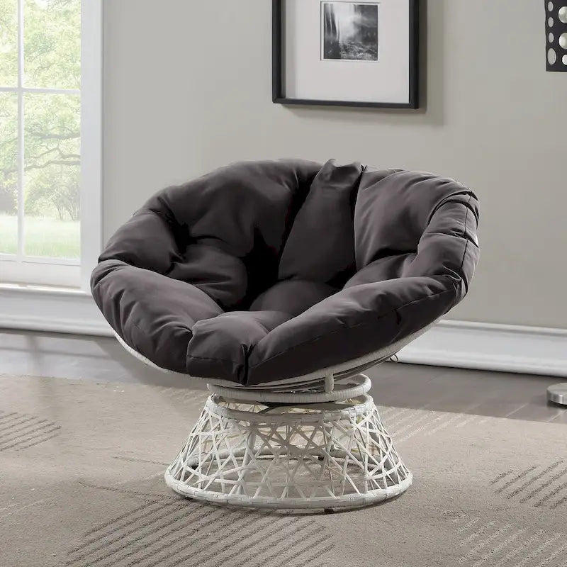Fauteuil pivotant Papasan avec coussin touffeté épais et cadre en résine tressée — 101,6 cm (L) × 89,5 cm (H)