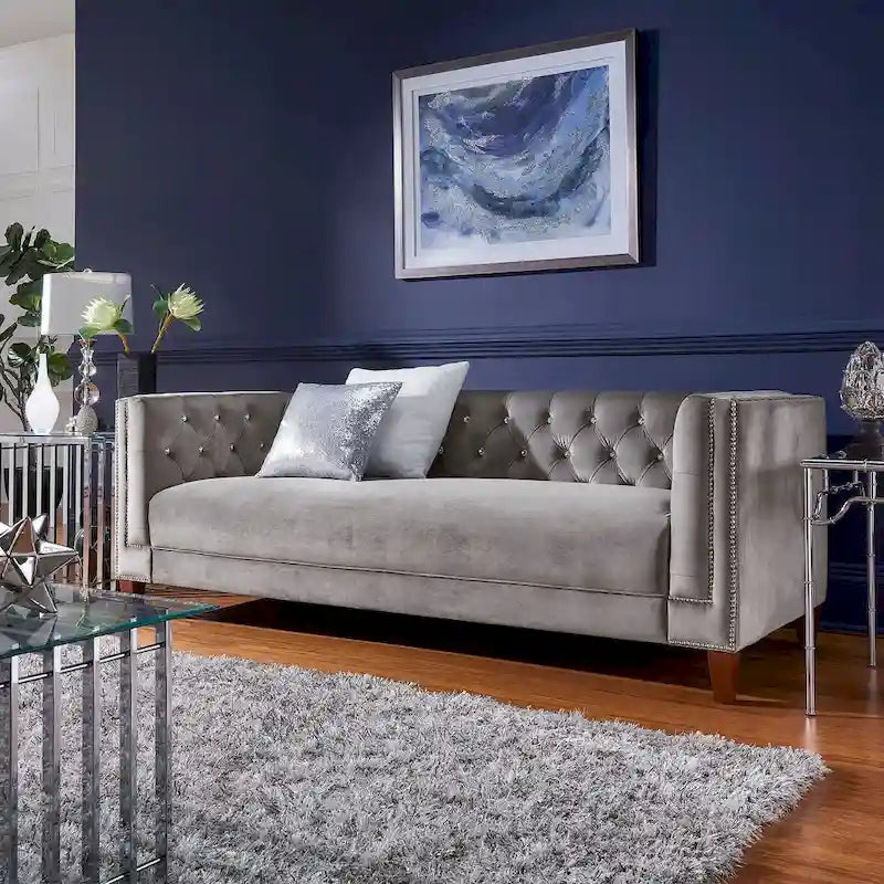 Canapé en velours gris capitonné, avec accents de cristal et clous décoratifs argentés — Canapé et causeuse