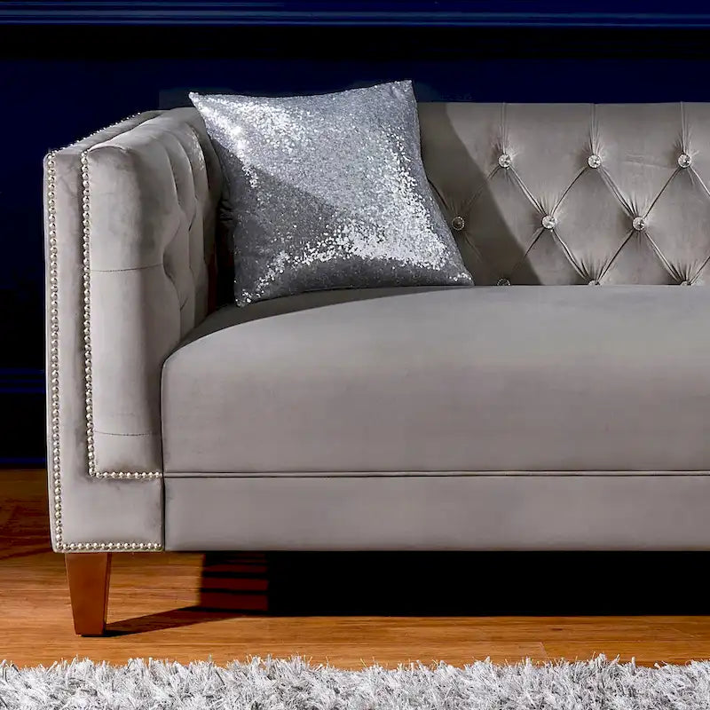 Canapé en velours gris capitonné, avec accents de cristal et clous décoratifs argentés — Canapé et causeuse