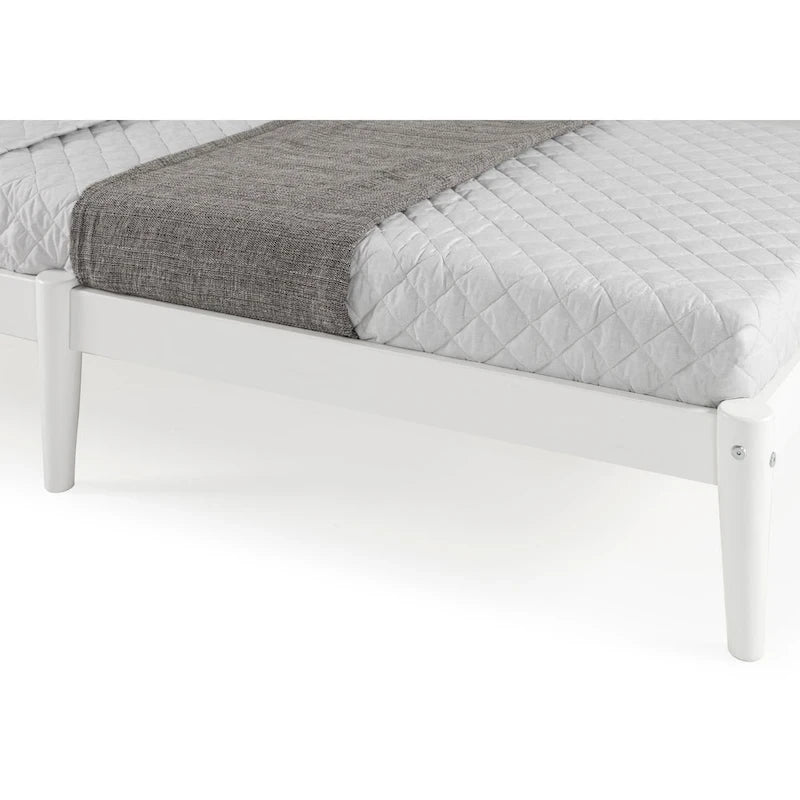 Lit plateforme double en bois massif avec tête de lit à lattes et pieds fuselés — Style Mid-Century
