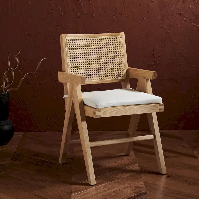 Fauteuil en bois de frêne massif avec dossier en rotin et coussin rembourré — 53 cm L × 58 cm P × 86 cm H